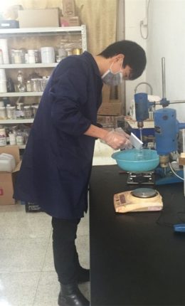 Accurately weigh the diazo component